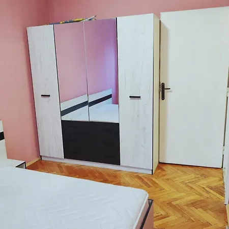 две до метростанция вардар In West Park Near Subway Szófia